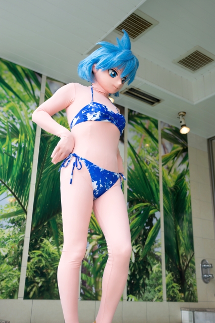 Kigurumi Meia wears bikini at pool side.